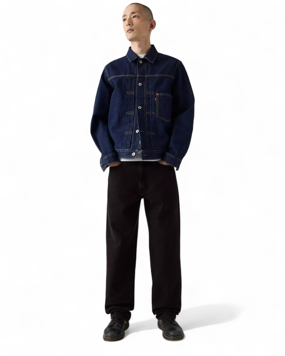 Look completo con Jeans Loose Straight Levi's 568 neri e giacca in denim, stile vintage maschile per la stagione invernale.