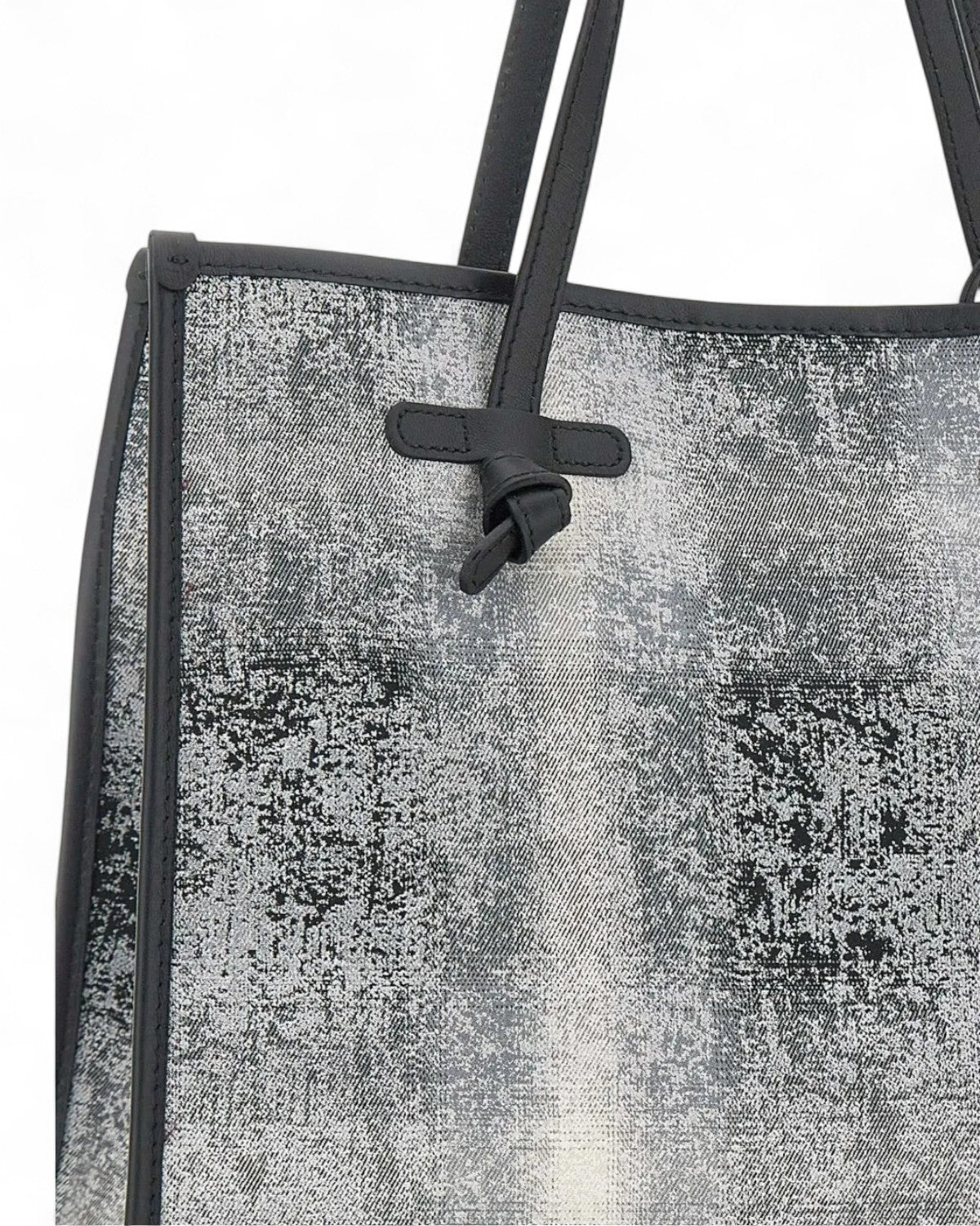 Dettaglio dei manici e della texture sfumata della borsa tote Marcella Gianni Chiarini, elegante accessorio donna FW26.