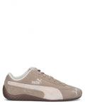 Sneakers Puma Speedcat OG in suede beige da uomo e donna, profilo laterale con logo ricamato e suola in gomma marrone scuro.