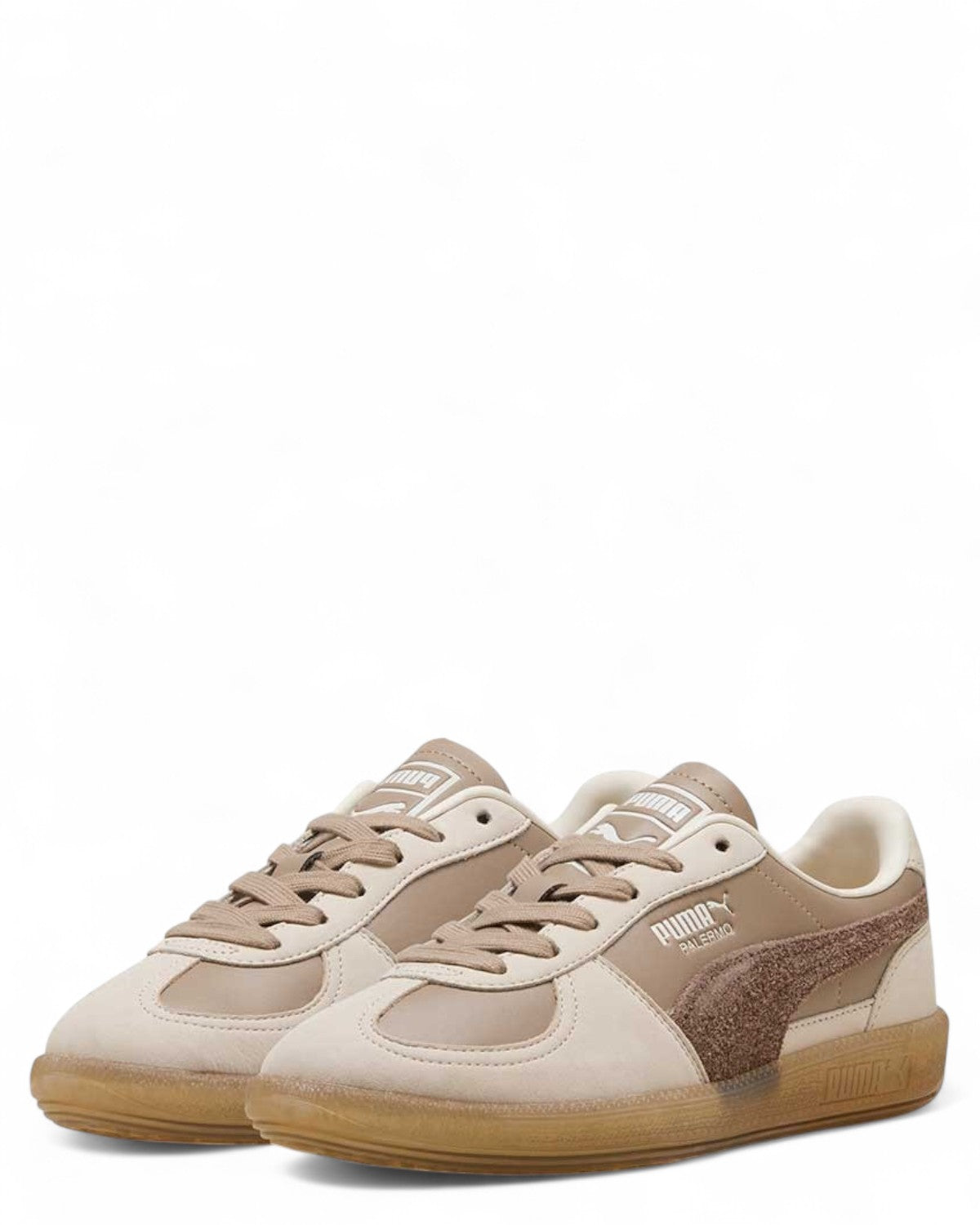 Sneakers Palermo Puma Donna in pelle beige con striscia laterale in suede marrone, perfette per outfit streetwear autunno-inverno.