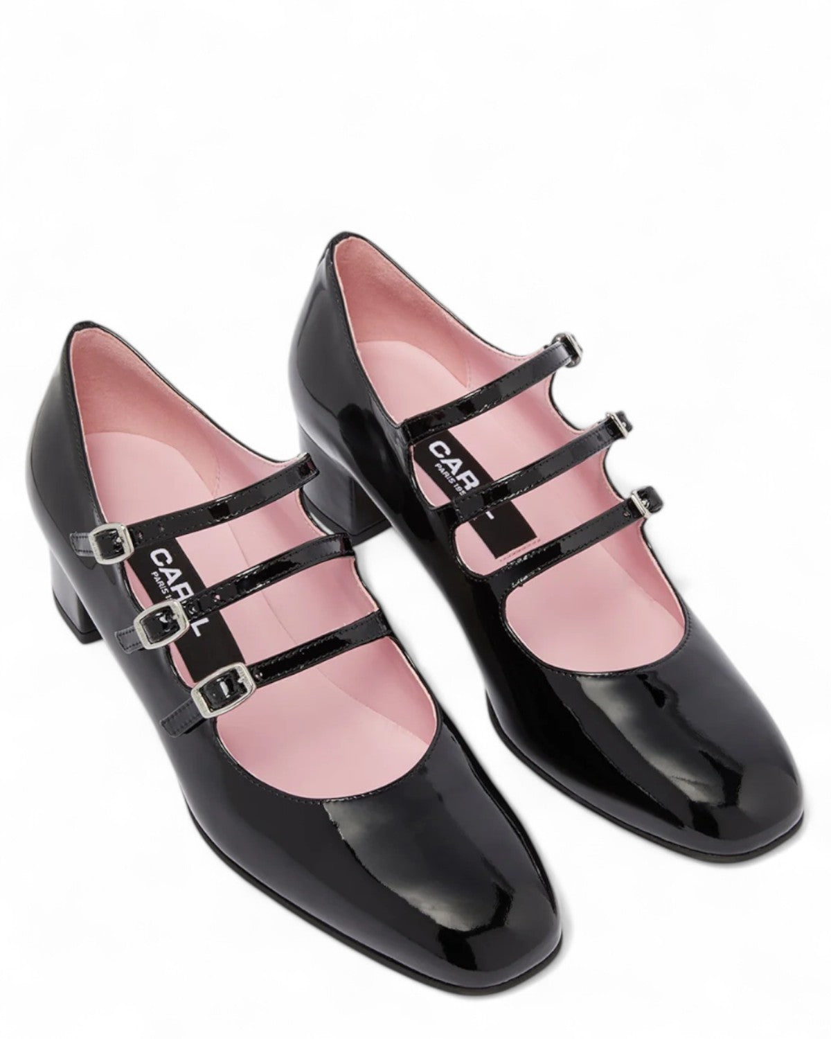 Scarpe Mary Jane Carel Kina in vernice nera con interno rosa e tre cinturini, viste dall’alto per evidenziare il design artigianale.