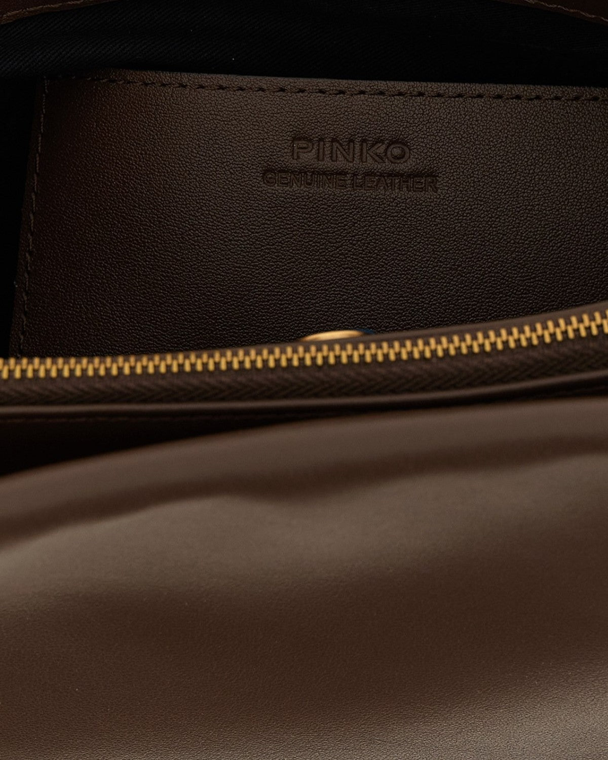 Interno della Borsa a Tre Soffietti in Pelle con logo Pinko impresso e chiusura con zip dorata, realizzata in vera pelle.