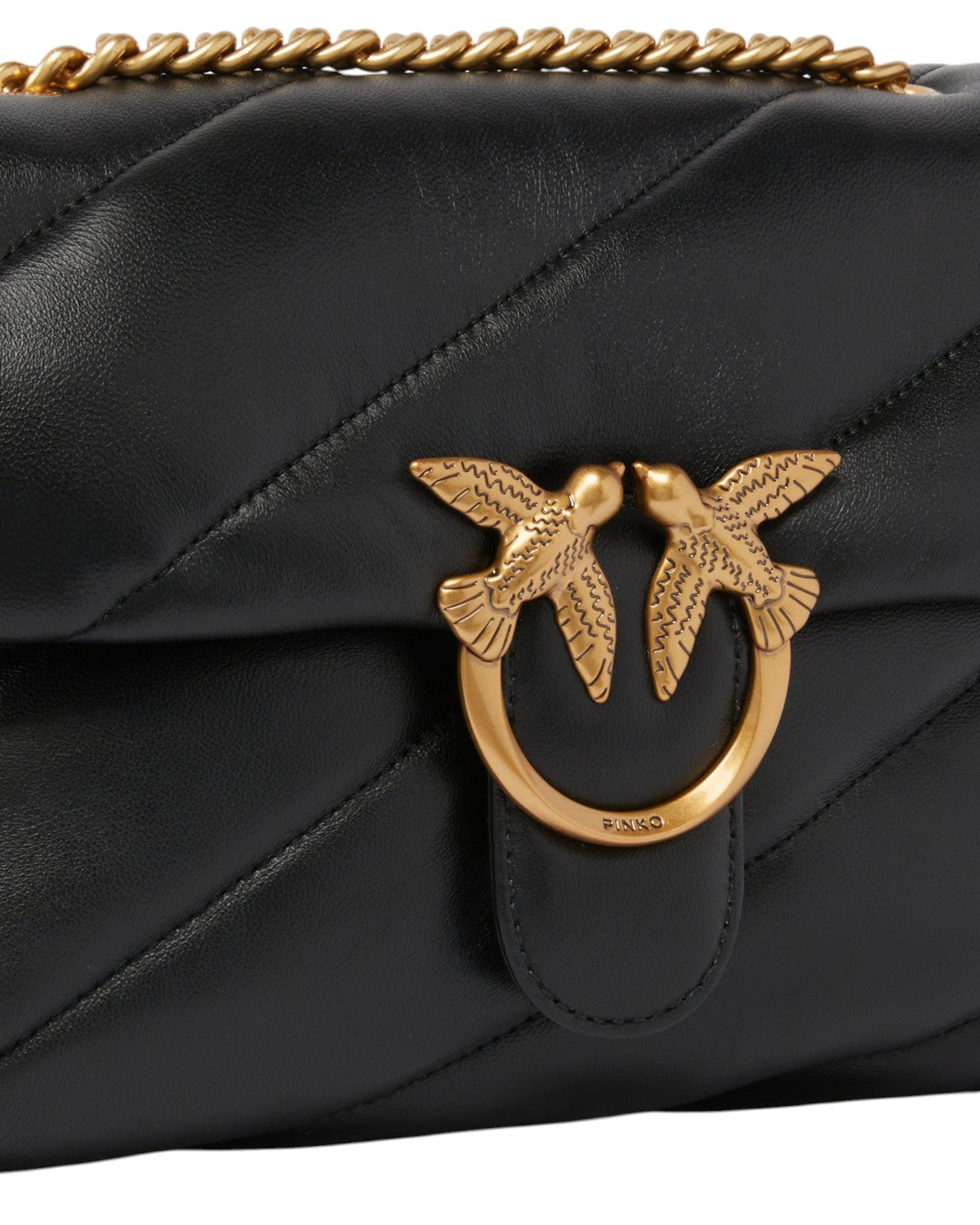 Dettaglio della fibbia iconica Love Birds dorata sulla Borsa Love Puff. Accessorio must-have per la stagione FW26 donna.