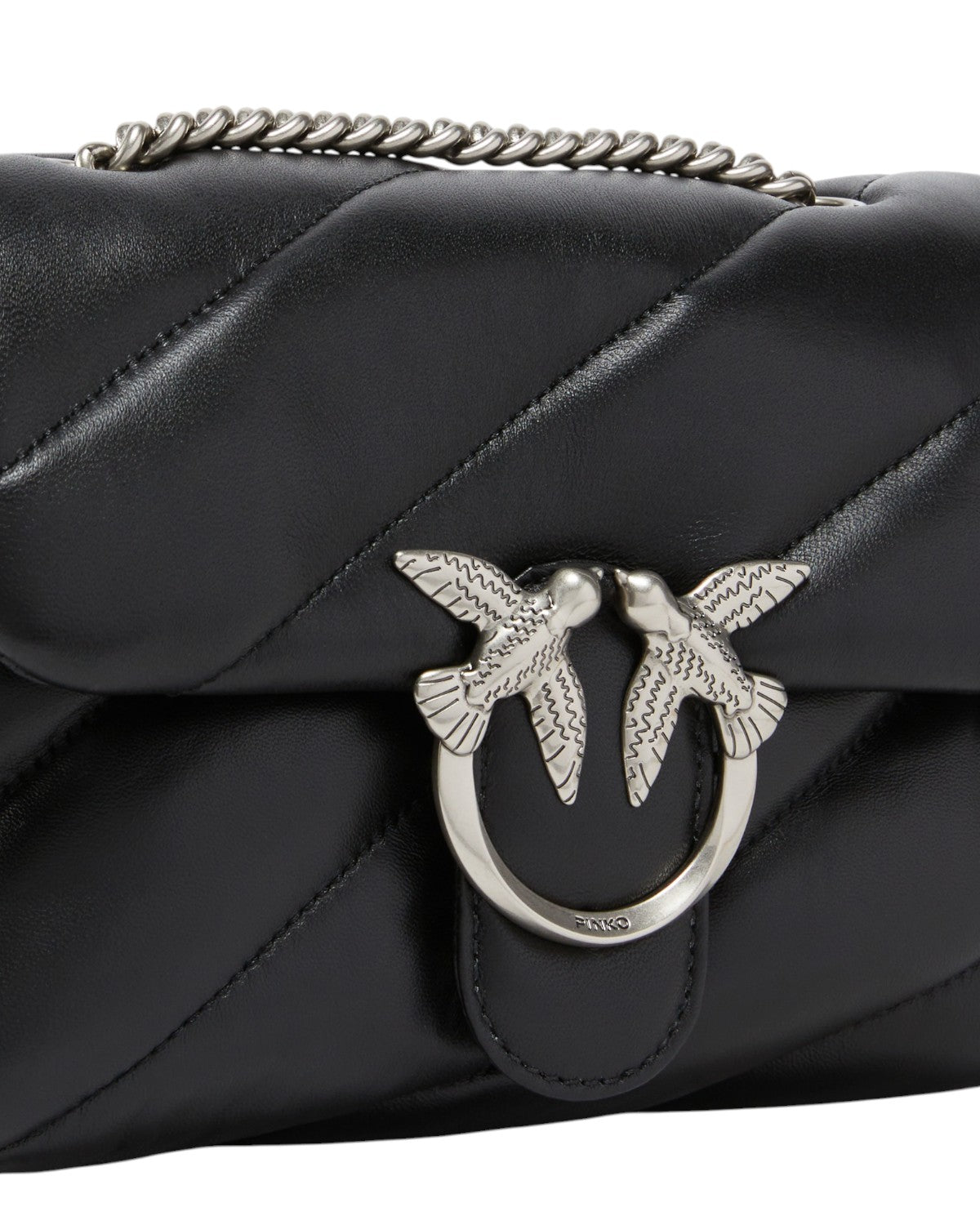 Primo piano della fibbia Love Birds sulla Borsa Love Puff Pinko in nappa trapuntata, simbolo iconico di stile e raffinatezza.