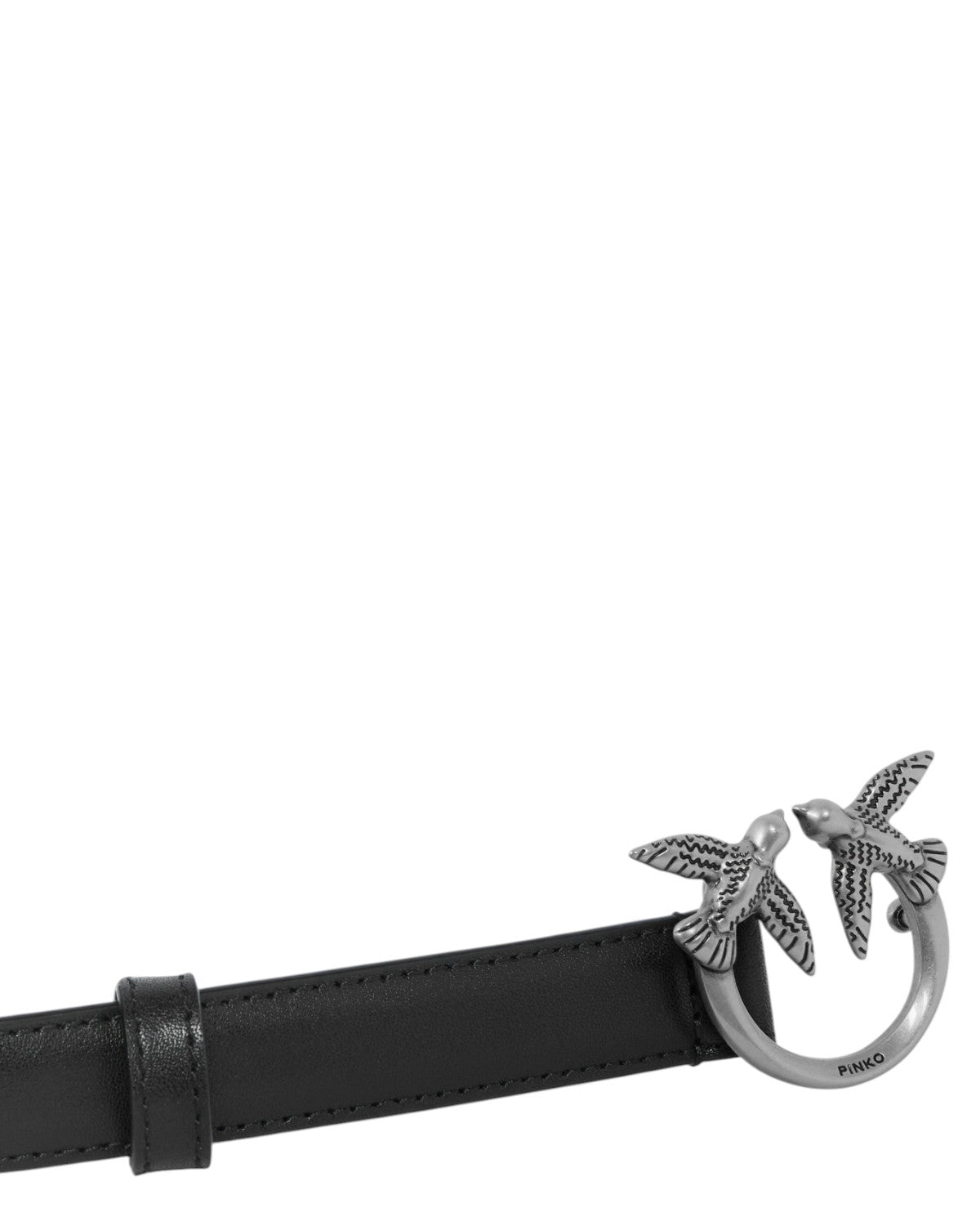 Dettaglio fibbia Love Birds H2 in metallo argentato su cintura in pelle nera PINKO, accessorio moda donna FW26 elegante e raffinato.