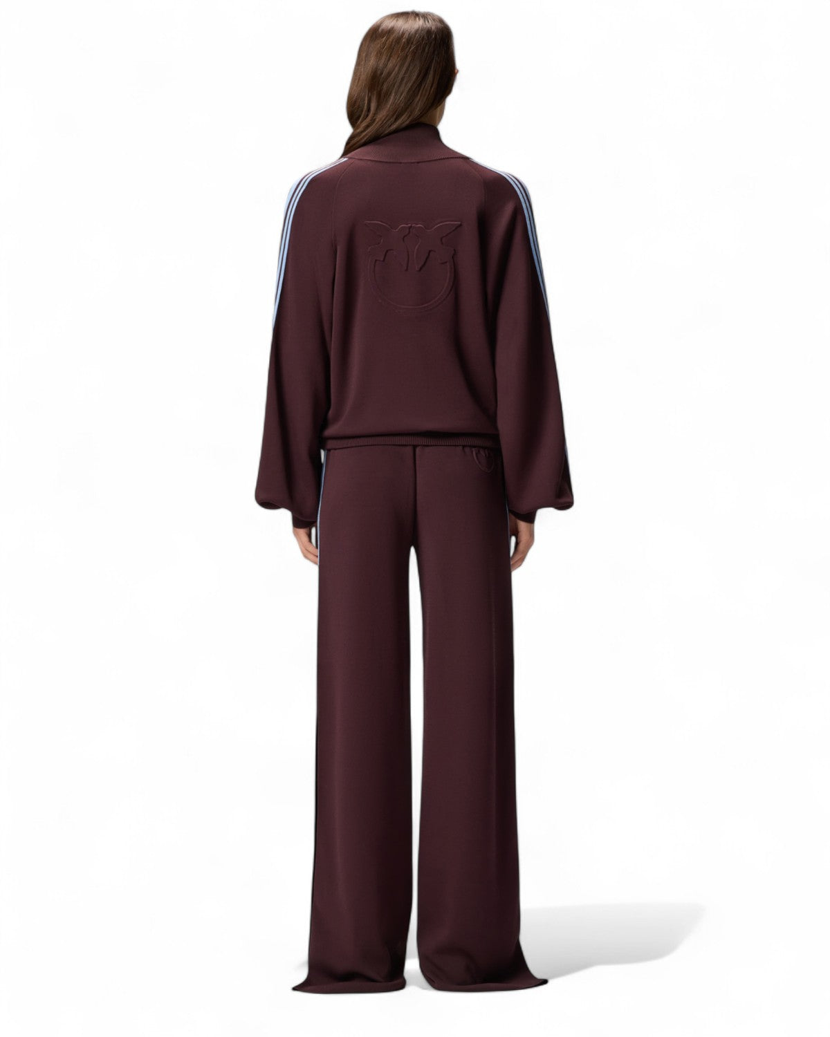 Vista posteriore del completo con felpa con zip Pinko e maxi logo Love Birds. Outfit activewear elegante con dettagli a contrasto sulle maniche.