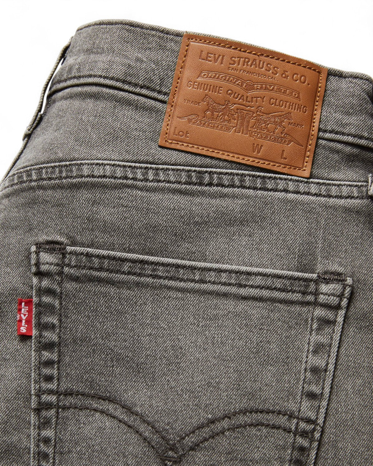 Dettaglio posteriore dei jeans Levi's 512 Slim Taper con etichetta in pelle e cuciture iconiche, stile autentico e sostenibile.