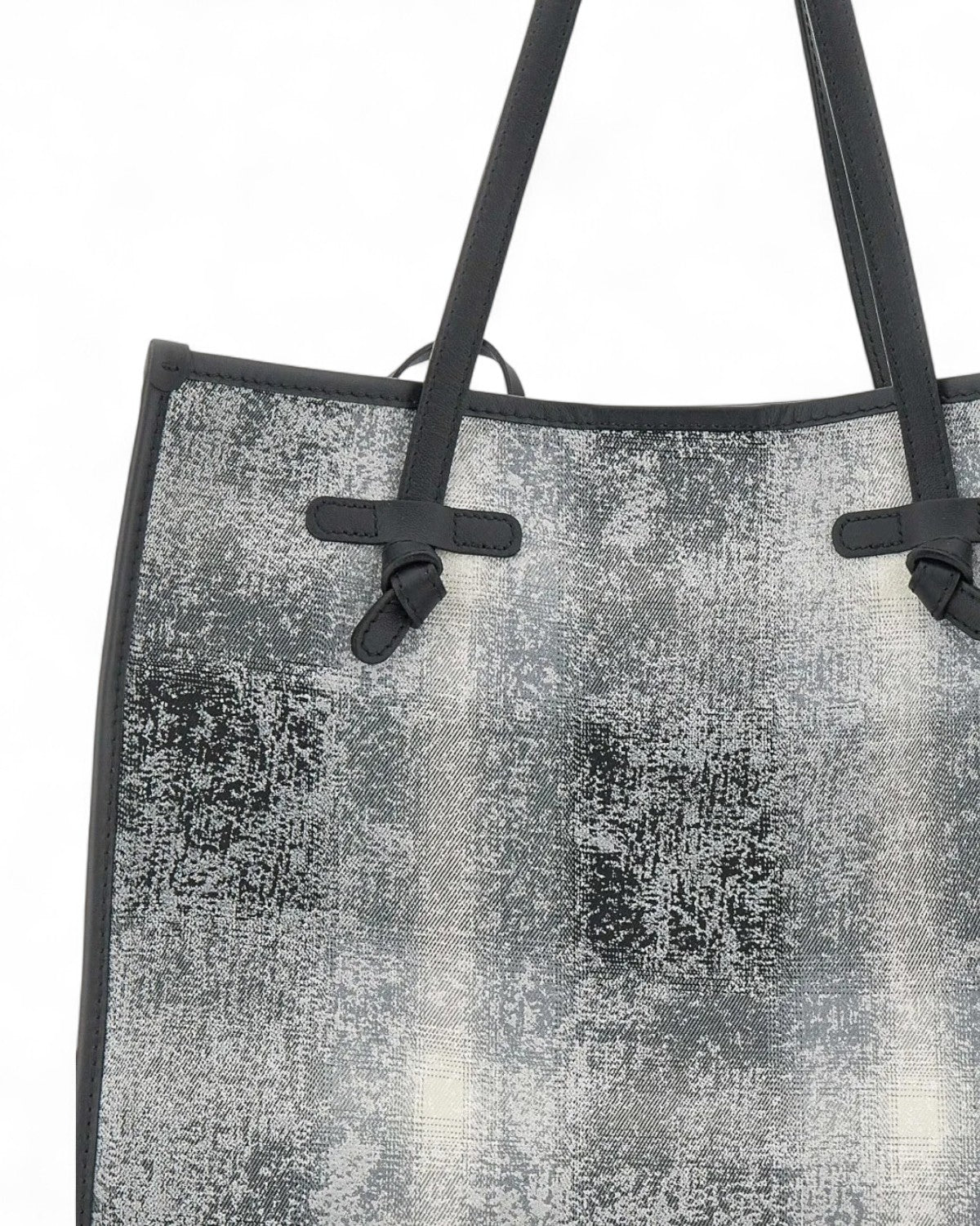 Primo piano della parte superiore della borsa Marcella Gianni Chiarini, con cuciture raffinate e finiture in pelle nera.