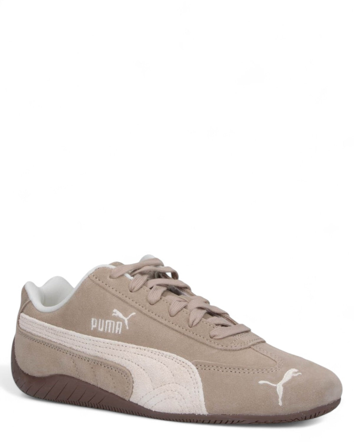 Puma Speedcat OG beige in suede, vista angolata anteriore con dettagli dorati e design ispirato alle corse per look casual sportivo.