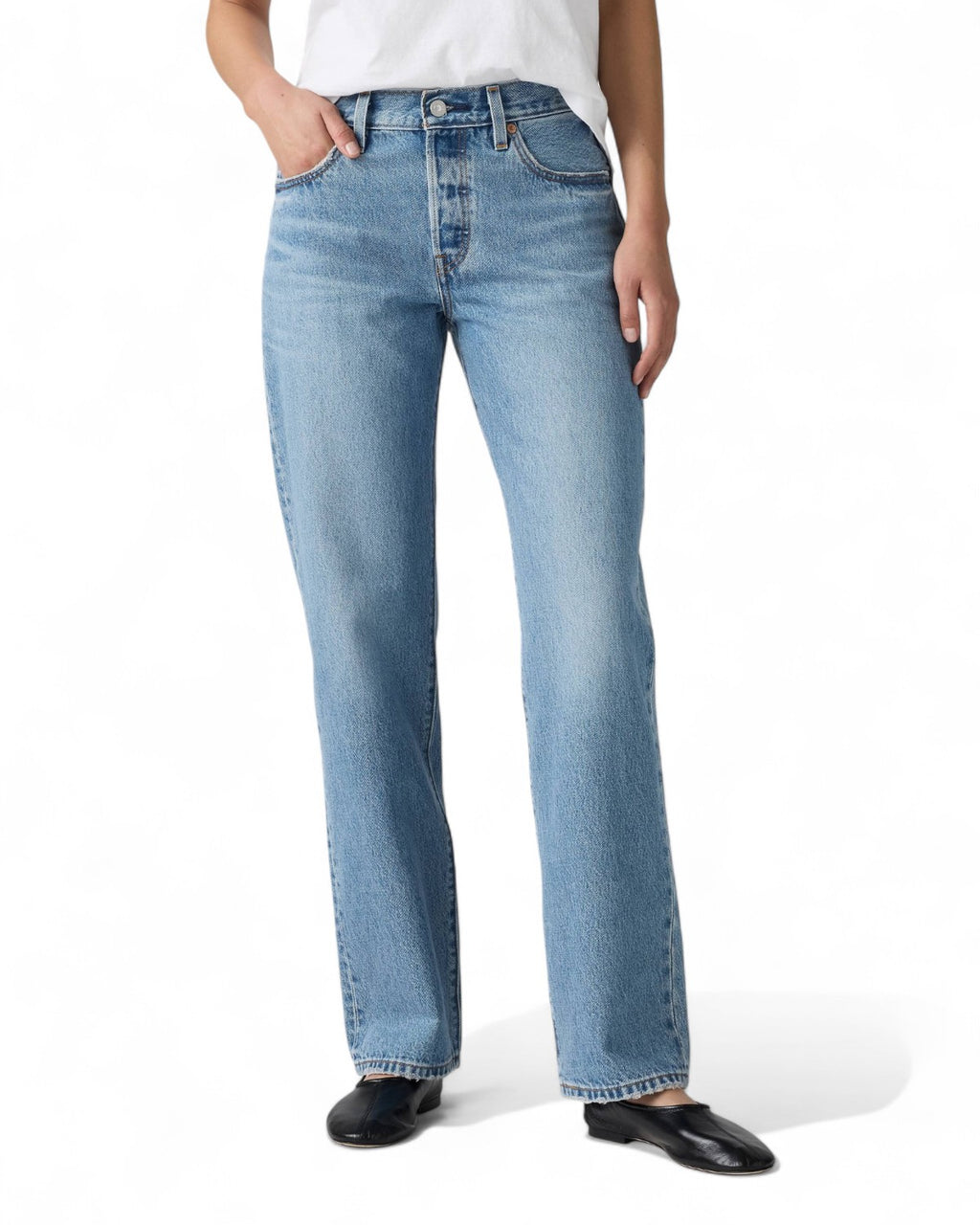 Jeans Levi’s 501 anni ’90 stile vintage da donna, vestibilità dritta e gamba ampia in denim blu chiaro, look casual invernale FW26.