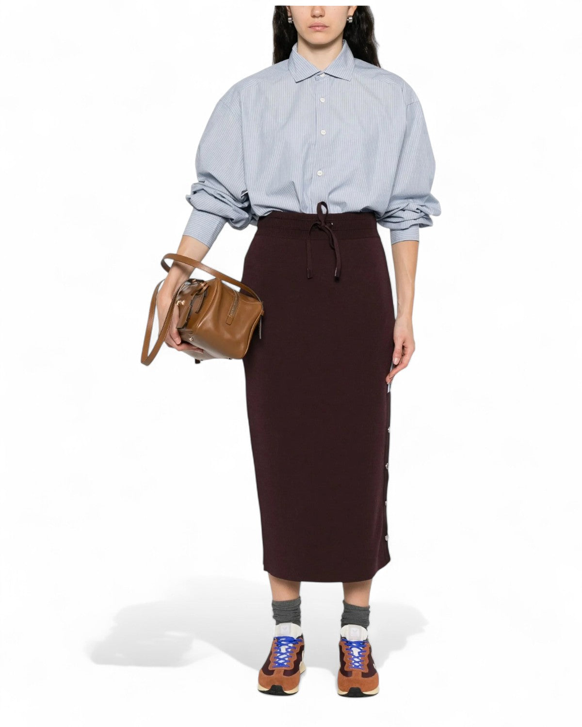 Gonna Drawstring con bande laterali Pinko indossata con camicia oversize e sneakers, look sporty-chic perfetto per il tempo libero.