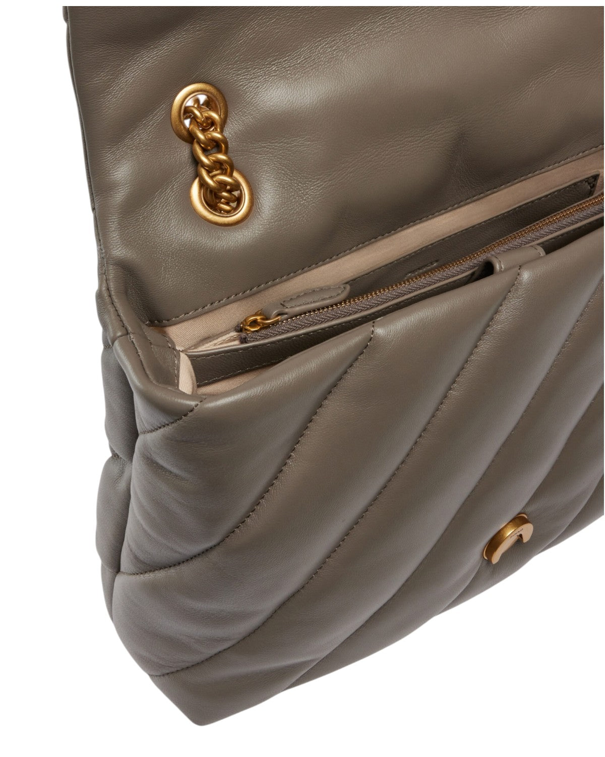 Dettaglio interno della borsa Big Love Bag Puff Maxi di Pinko con zip e catena dorata, ideale per l'organizzazione quotidiana.