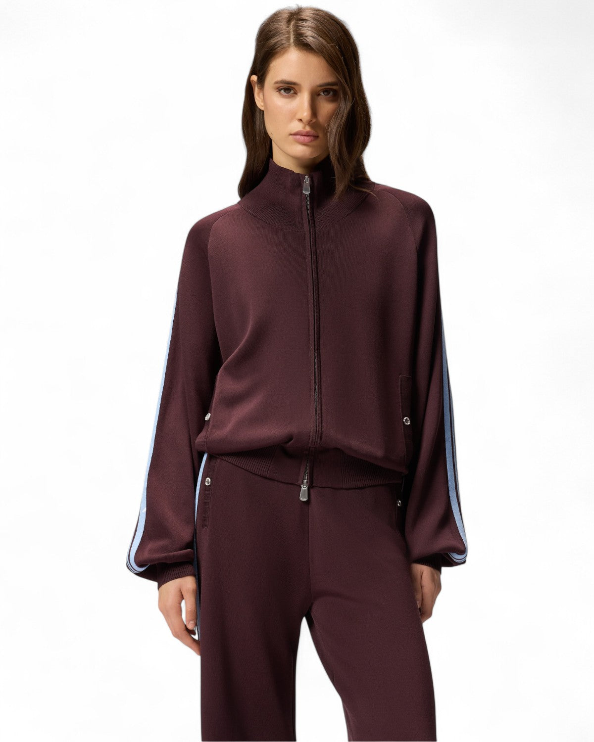 Modella indossa la Maxi Logo Love Birds Felpa Pinko con zip, perfetta per un look casual e sofisticato. Ideale per l'abbigliamento activewear donna.