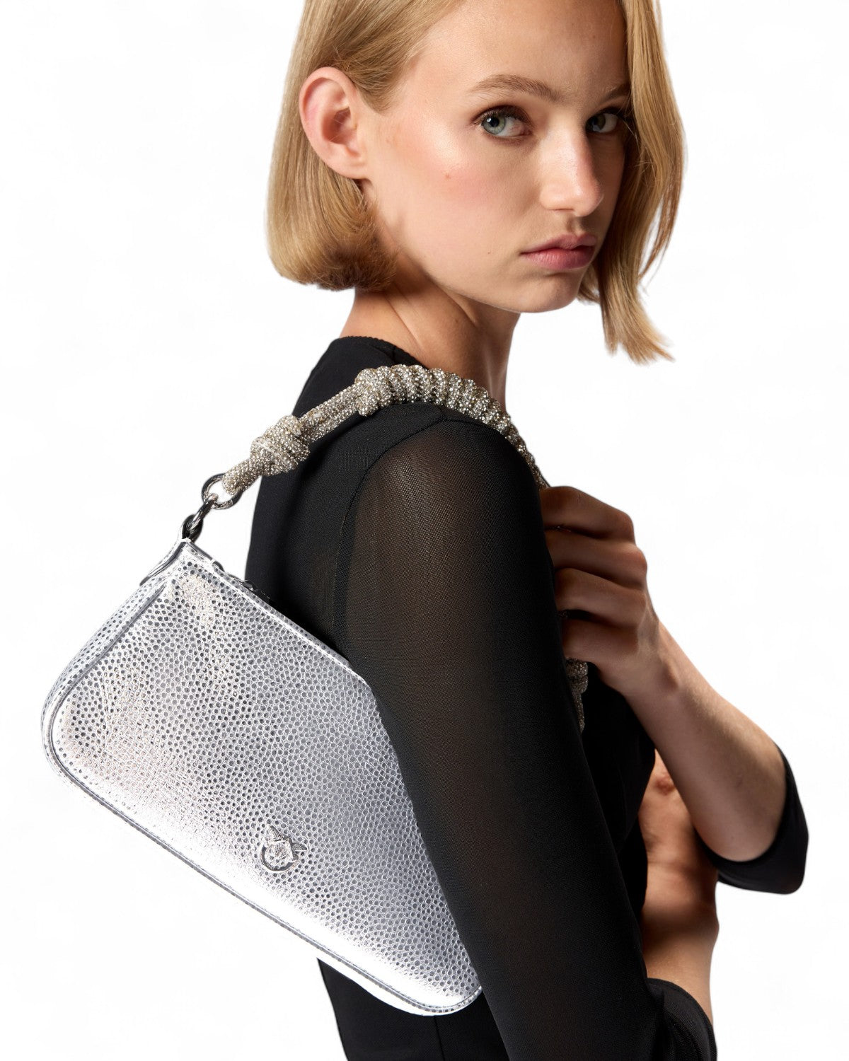 Modella con Borsa Half Moon Mini laminata con cristalli esclusivi, perfetta come borsa a spalla per occasioni eleganti e invernali.