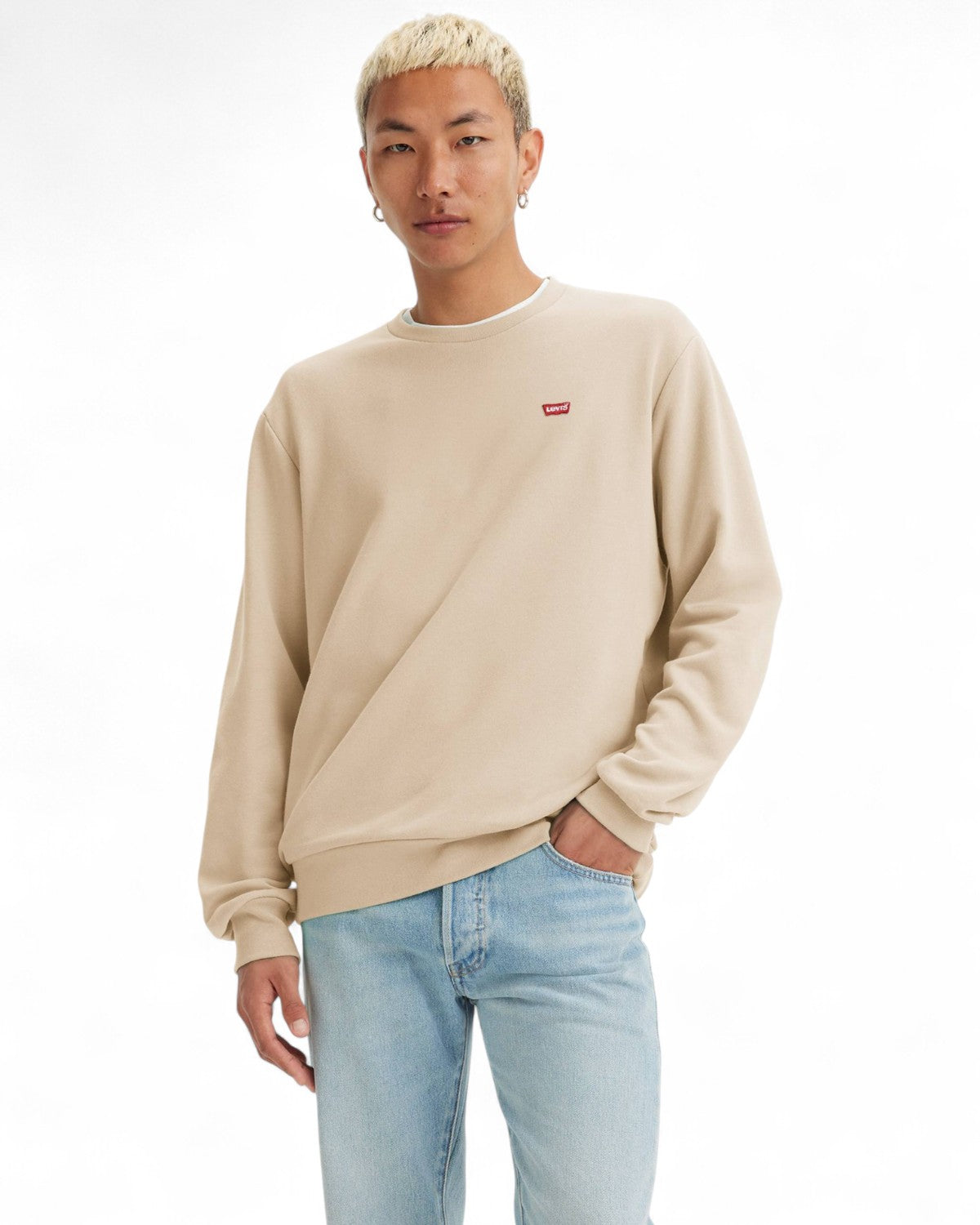 Modello indossa la Felpa Girocollo Cotone Levi's beige con jeans chiari, ideale per outfit casual e comodi nella stagione FW26.
