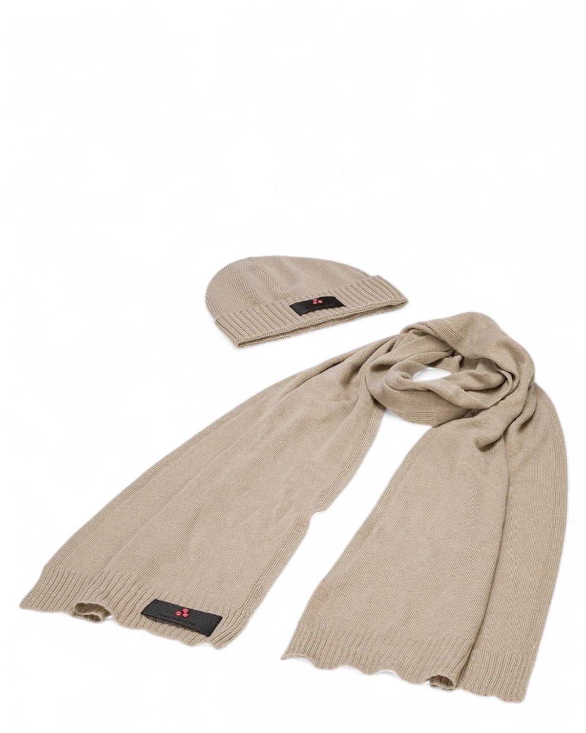 Set Peuterey con sciarpa e berretto in misto cashmere beige, con etichetta logo visibile. Ideale per look invernali eleganti e caldi.