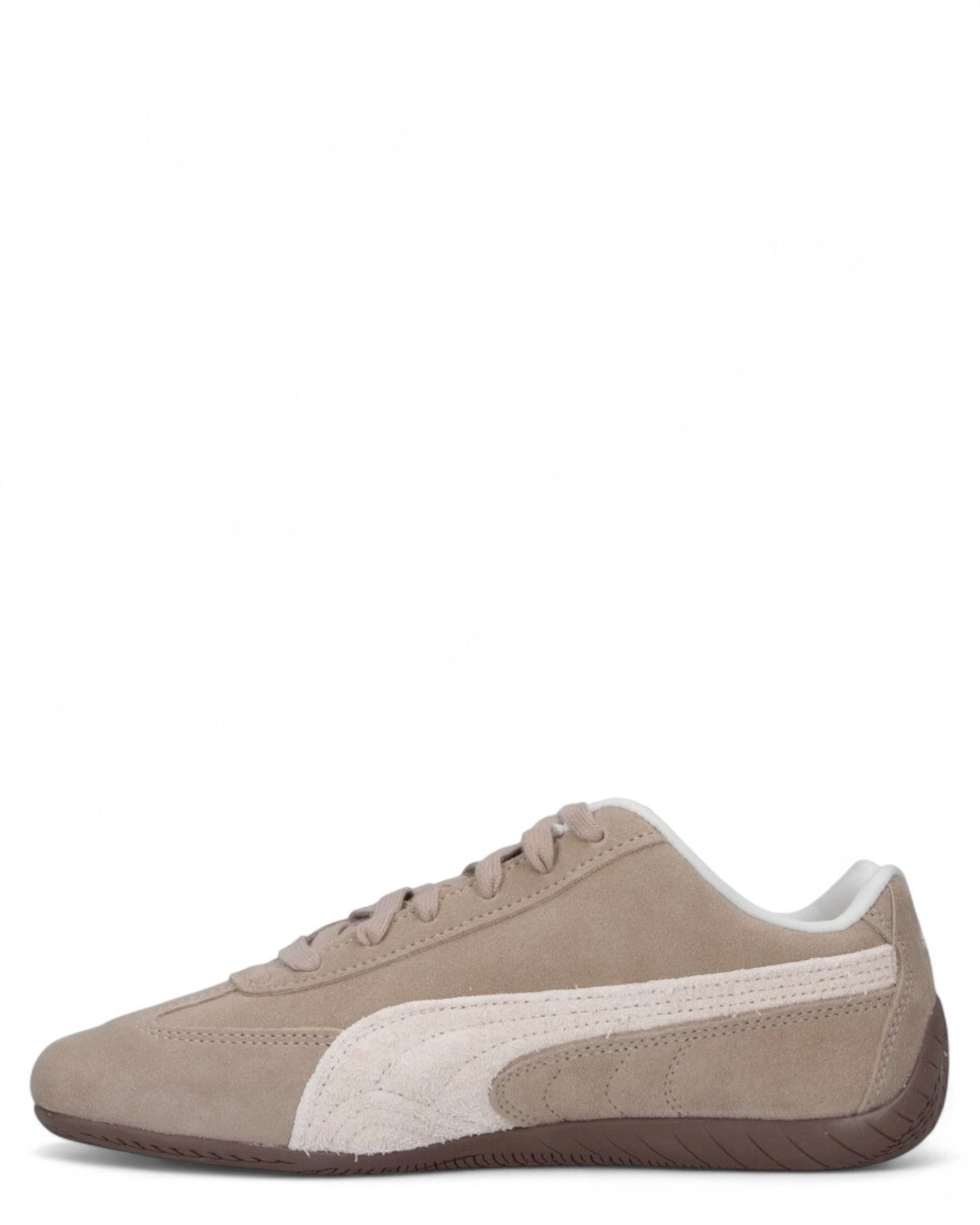 Puma Speedcat OG in suede beige, vista laterale interna con tomaia minimal e suola in gomma scolpita per massima aderenza.