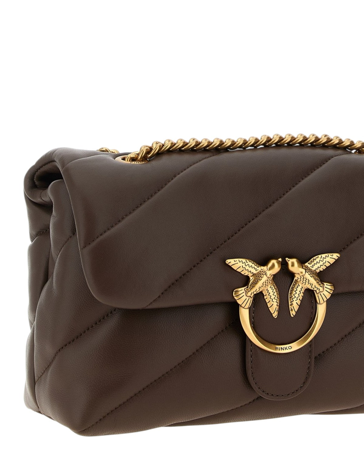Dettaglio frontale della Borsa Love Puff Nappa Trapuntata con Catena, con finitura in pelle marrone e iconica chiusura a rondini dorate.