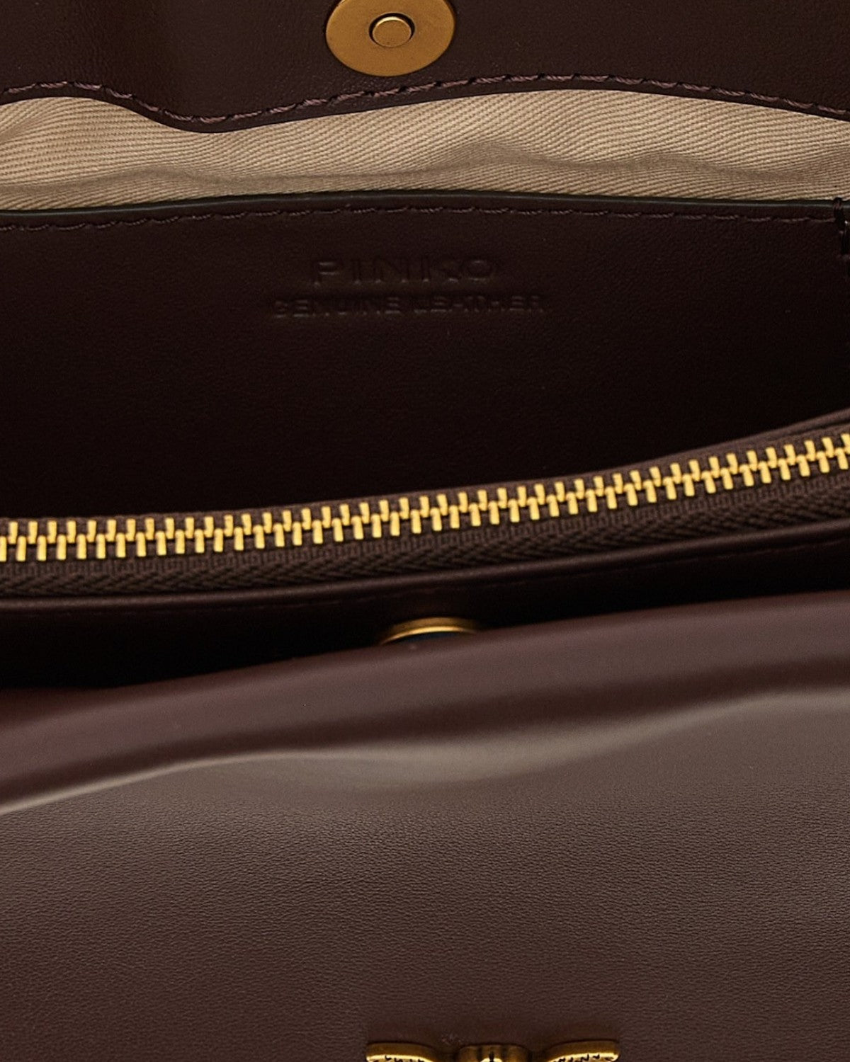Interno della Borsa Tracolla Pelle Vitello Triplet Mini con zip dorata e logo Pinko impresso su pelle autentica, eleganza compatta.