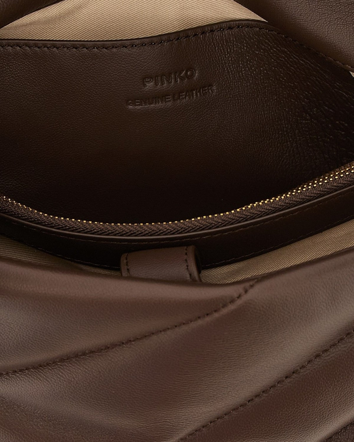 Interno borsa Love Puff Nappa Trapuntata con Catena, con fodera beige e tasca con zip, ideale per un'organizzazione funzionale e raffinata.