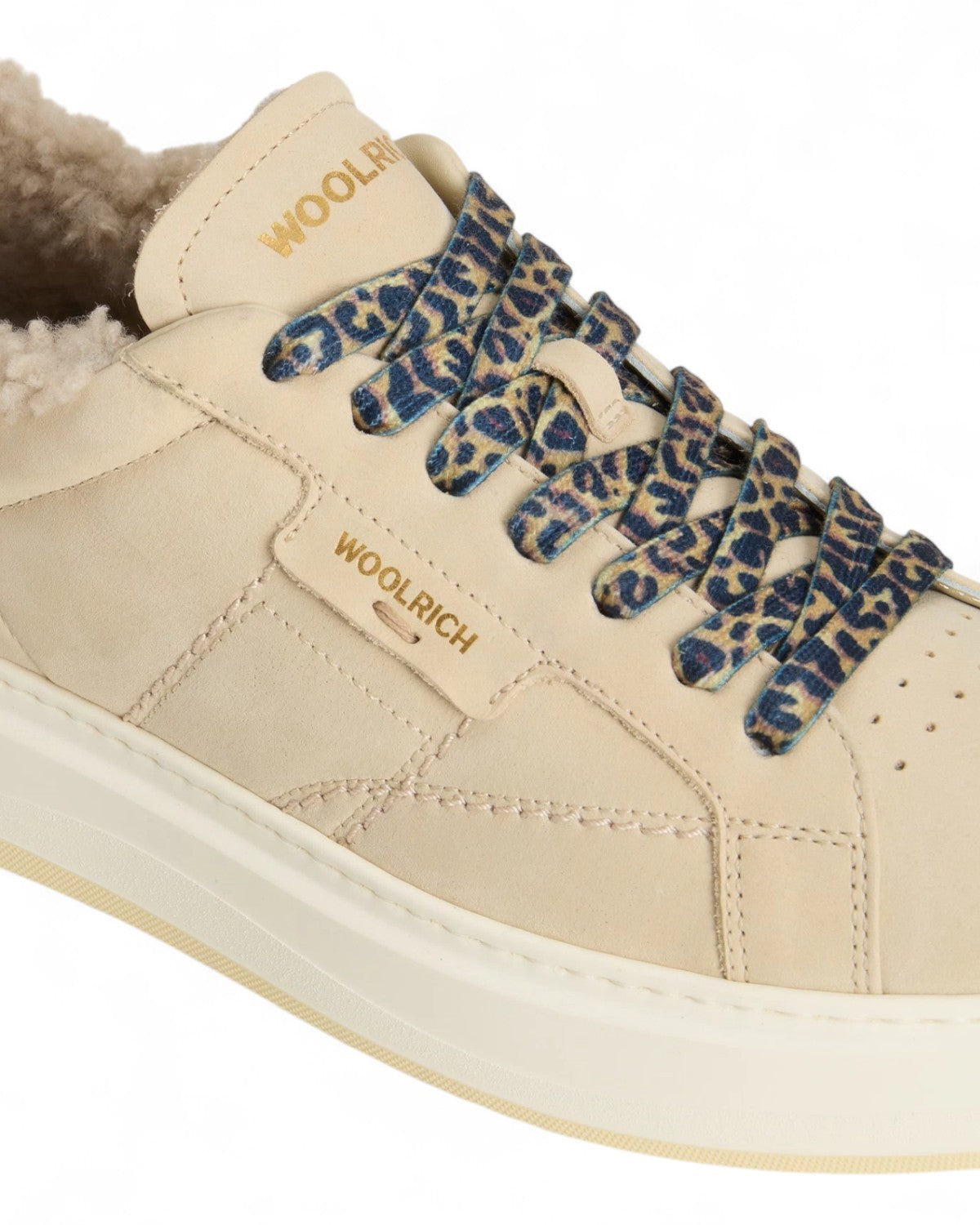 Primo piano dei lacci animalier e dettagli in pelle delle Sneakers Arrow con fodera montone, perfette per look invernali donna.