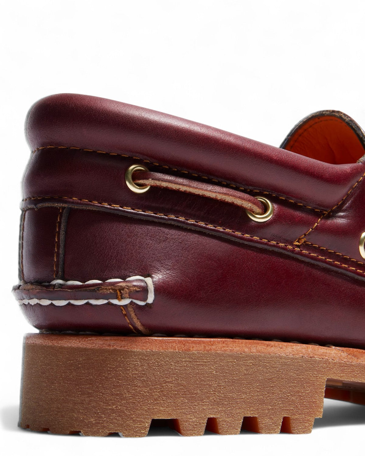 Dettaglio del tallone della Scarpa da Barca Timberland Authentic per Uomo, pelle lucida e cuciture bianche a contrasto.