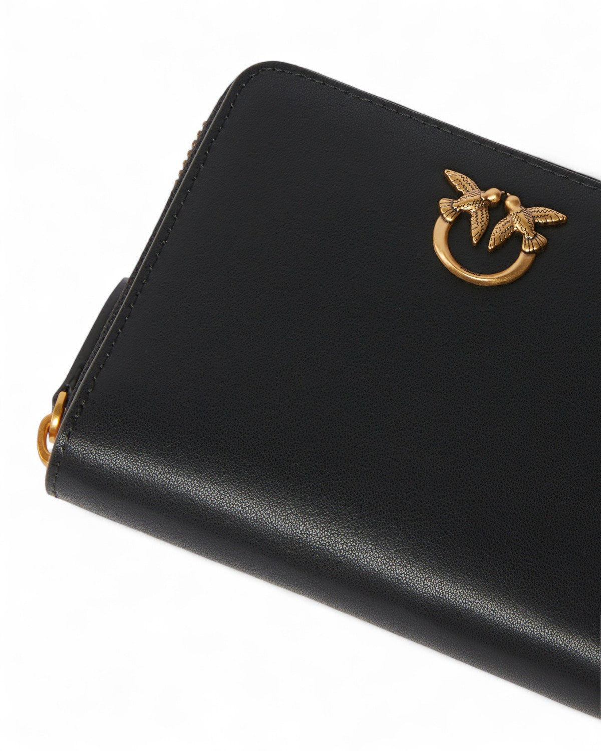 Dettaglio del logo Love Birds Diamond Cut dorato sul portafoglio Pinko in pelle nera, finitura liscia e zip-around elegante.