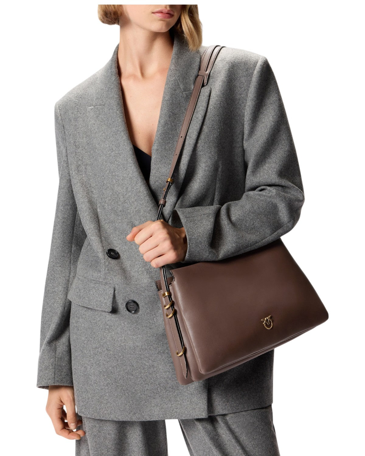 Modella con borsa a tracolla Pinko in pelle marrone a tre soffietti, accessorio chic per outfit da ufficio o tempo libero.