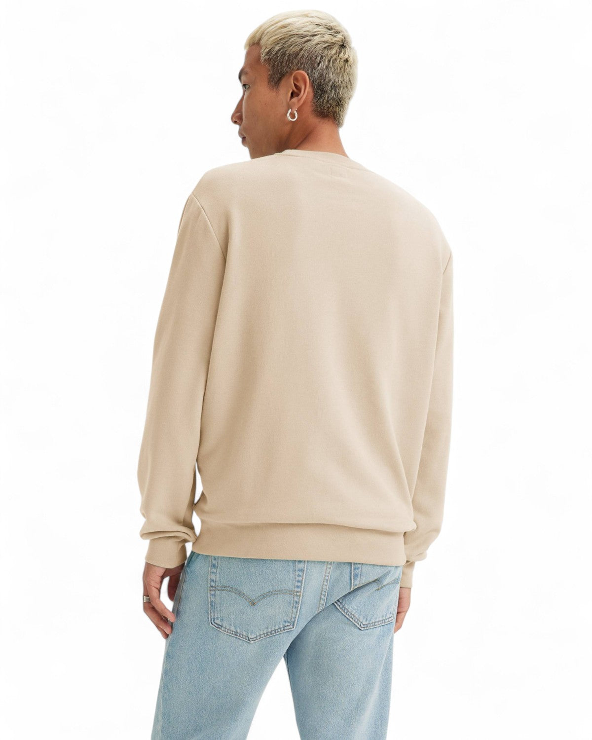 Vista posteriore della Felpa Girocollo Cotone Levi's beige, taglio regolare e tessuto morbido per massimo comfort invernale.