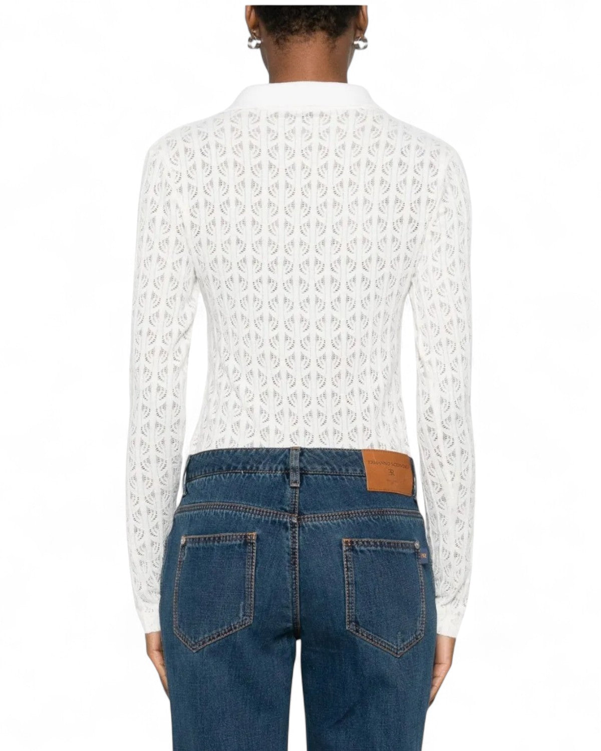 Retro del Body Polo Donna Effetto Traforato - PINKO indossato con jeans, evidenzia la vestibilità aderente e il design raffinato.