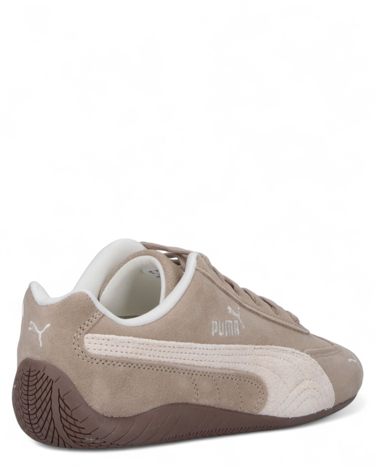 Sneakers Puma Speedcat OG beige, vista posteriore laterale con tallone rinforzato e striscia laterale in suede chiaro per stile retrò.