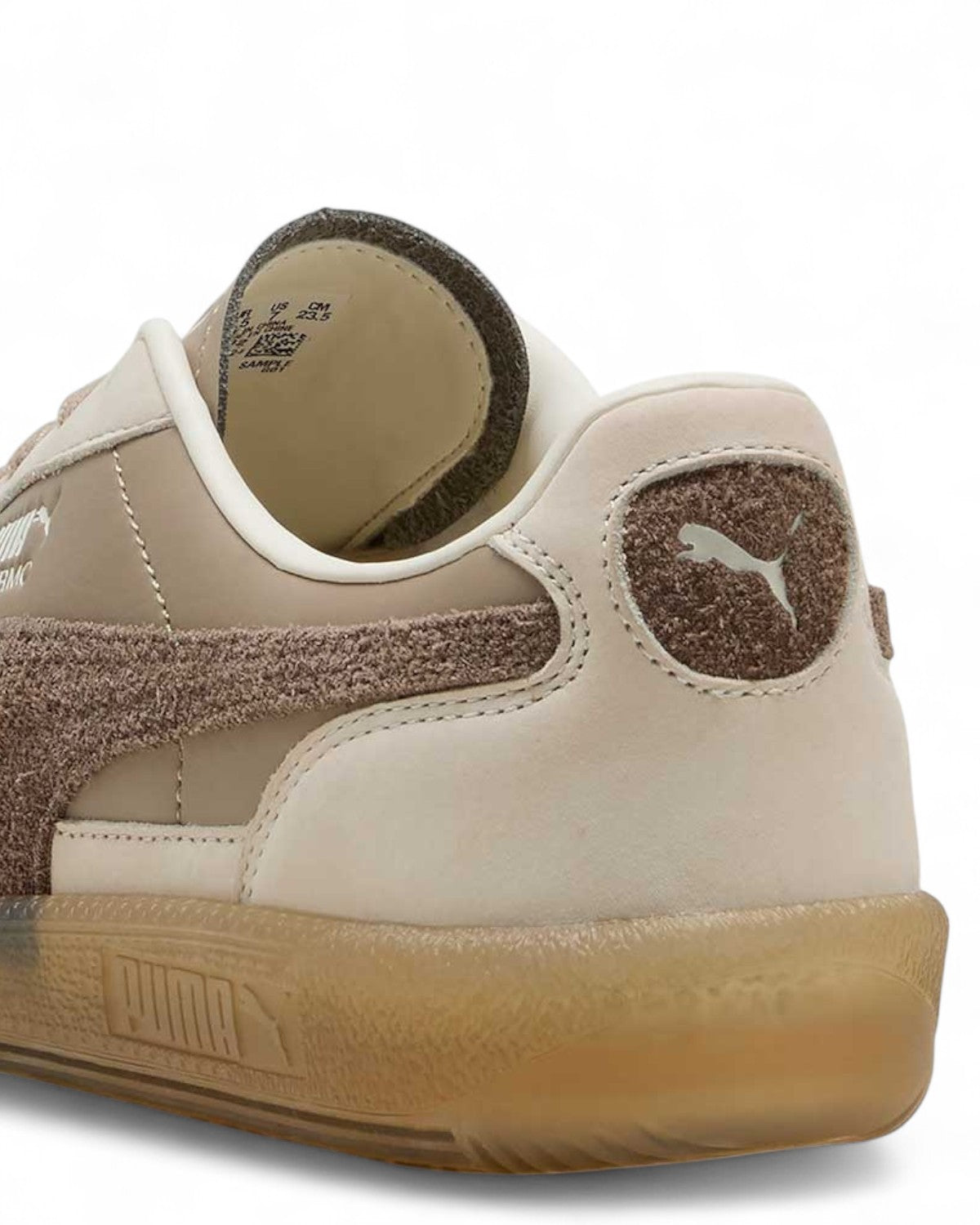 Dettaglio posteriore delle sneakers Palermo Puma Donna con logo Puma su tallone e finiture in suede marrone, stile vintage raffinato.