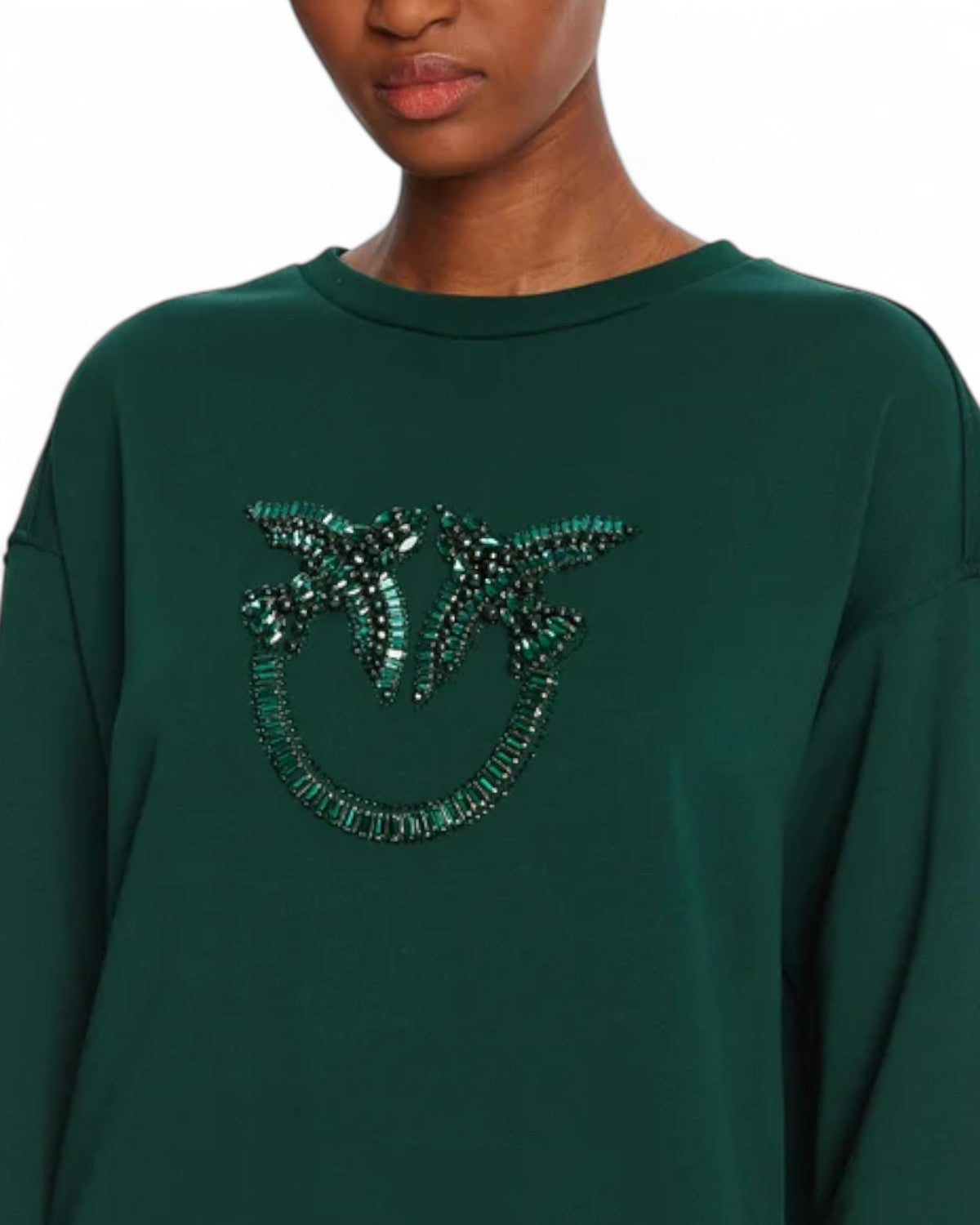 Dettaglio frontale della felpa girocollo PINKO con ricamo gioiello Love Birds, decorata con cristalli verdi su cotone verde scuro.