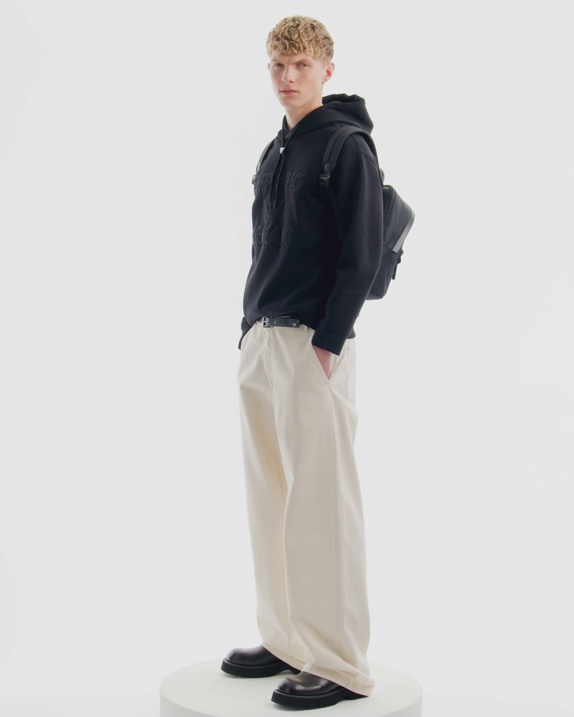 Backpack en nylon recyclé avec des détails en cuir régénéré