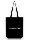 Shopper TNT nero personalizzata con manici lunghi e stampa bianca VITTORIOCITRO, ideale per eventi e uso quotidiano.