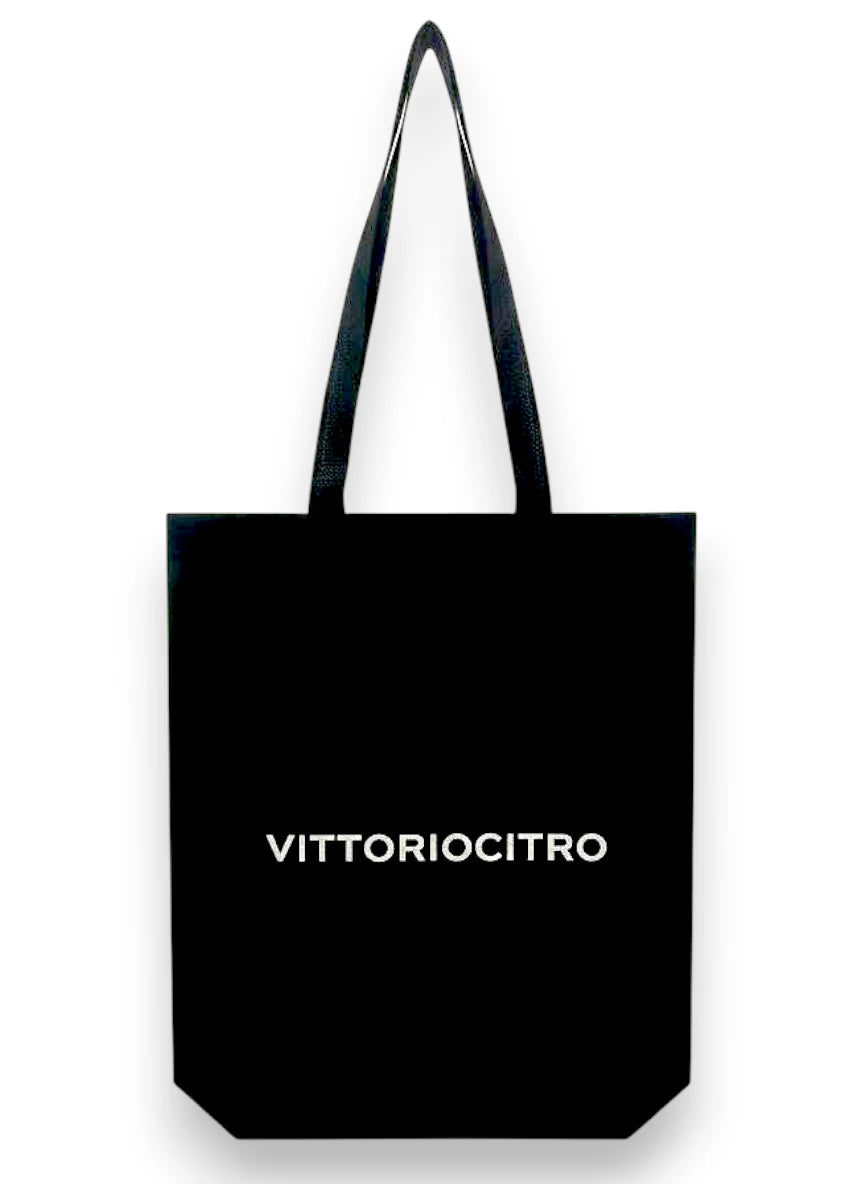 Shopper TNT nero personalizzata con manici lunghi e stampa bianca VITTORIOCITRO, ideale per eventi e uso quotidiano.