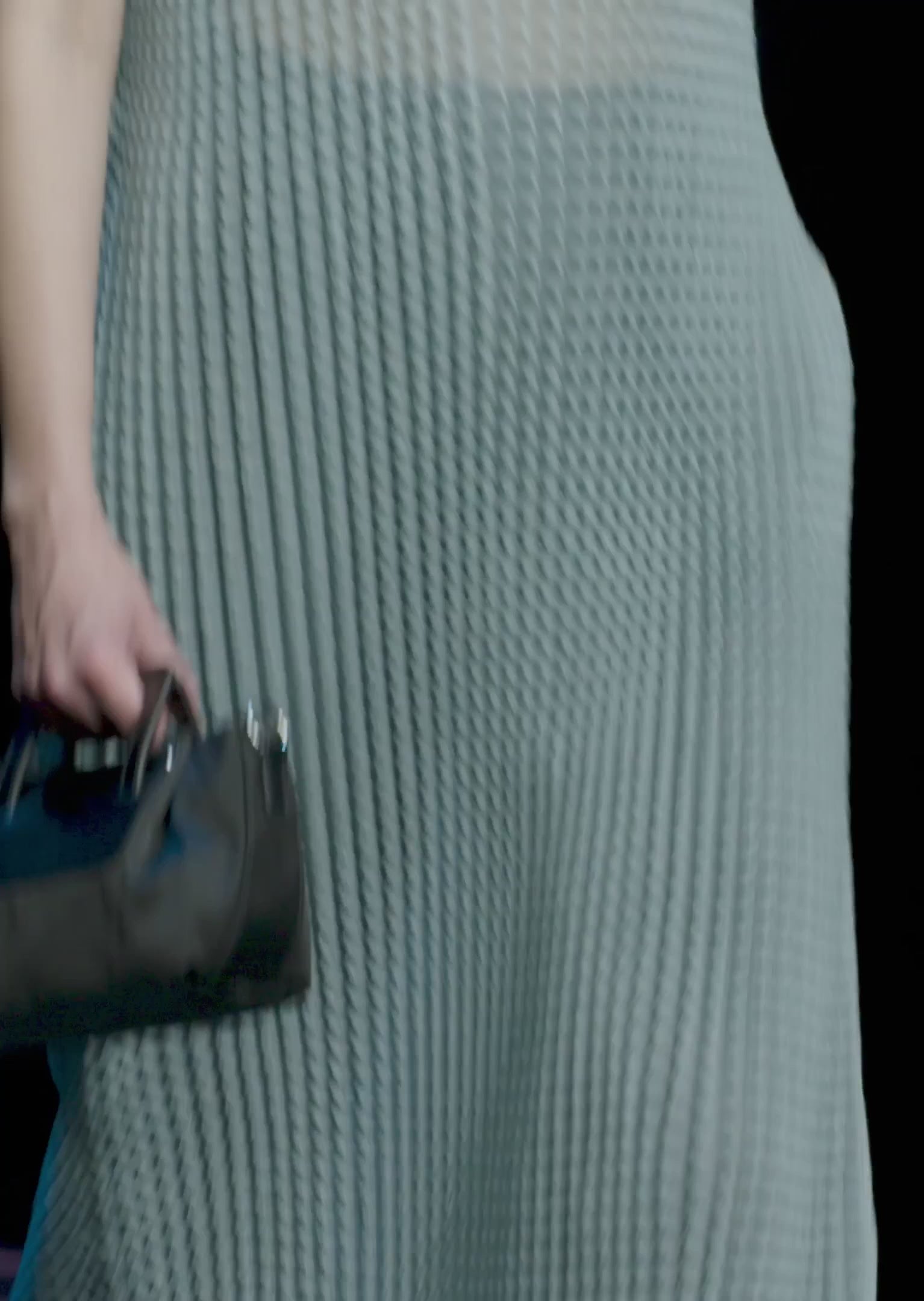 Abito lungo in maglia goffrata effetto 3D con maxi spacchi