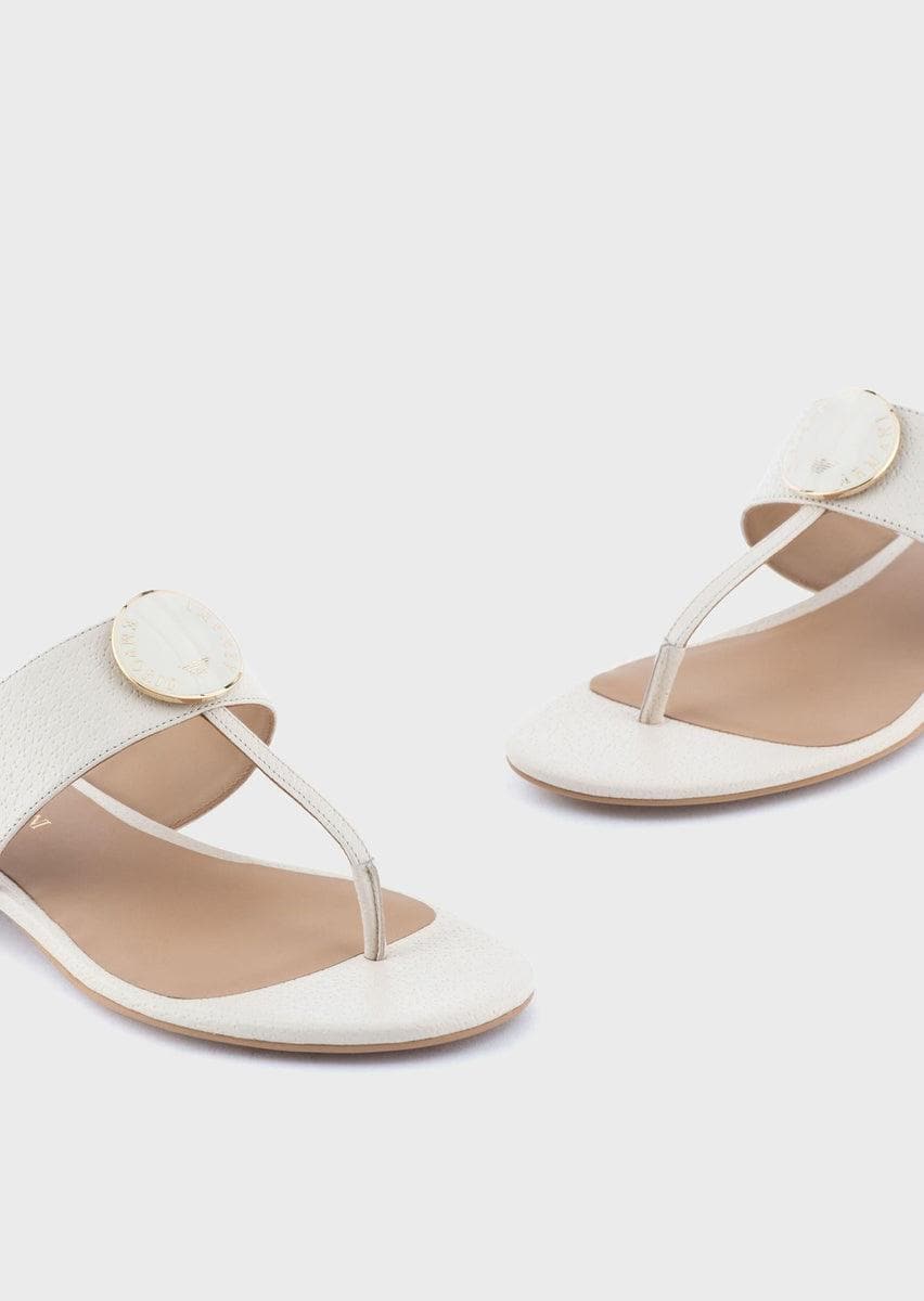 EMPORIO ARMANI - Sandali infradito in pelle con medaglia logata - Vittorio Citro Boutique